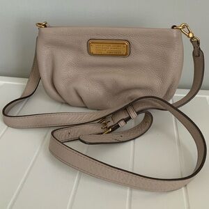 MARC BY MARC JACOBS Leather Classic Q Percy Crossbody Purse Bag Light Grey
